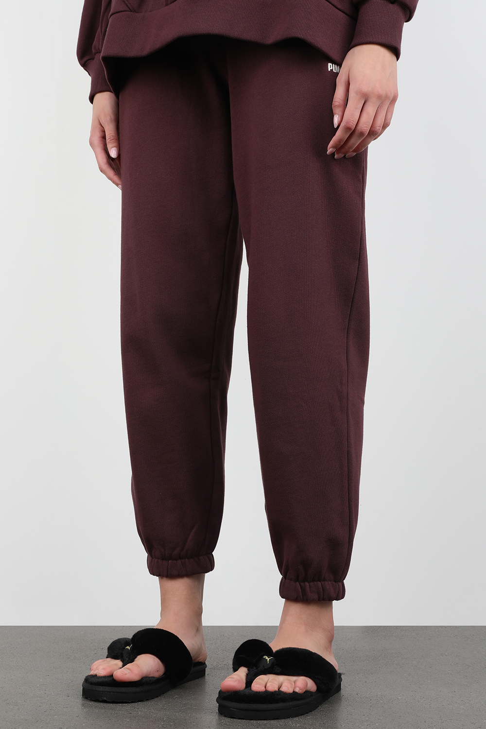 תמונת כל הלוק של כפכפים דמוי פרווה בגוון שחור